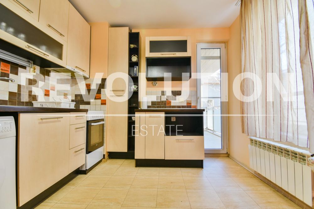 Дава се под наем Тристаен апартамент в София, Център - 91 кв.м за 960 € - Снимка #3