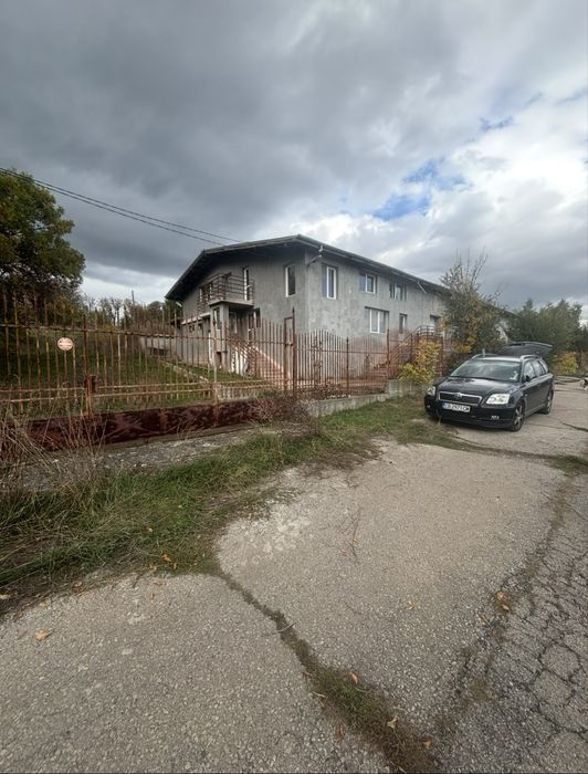 Промишлена сграда 800кв.м 10дка земя