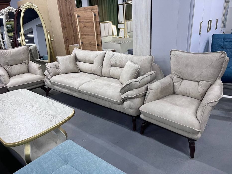 Мебель на заказ и в наличии гарантии есть ///