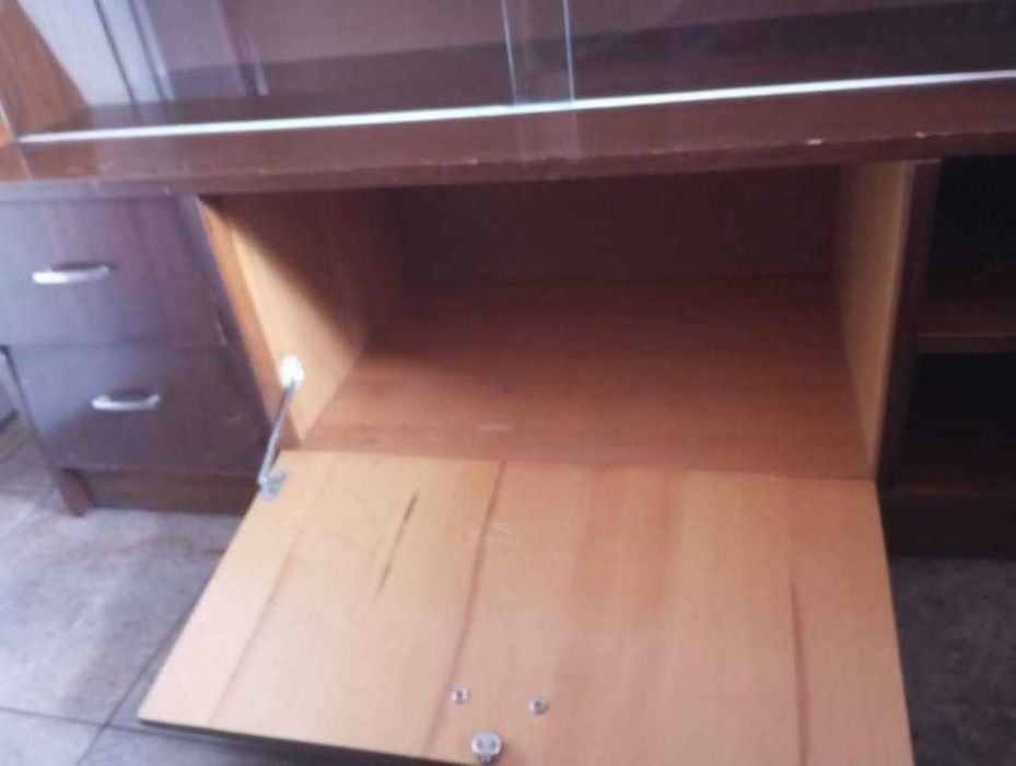 Шкаф с стъклена ракла