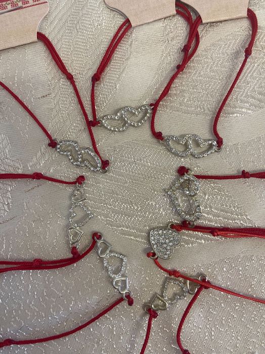 Гривна с червен конец на едро