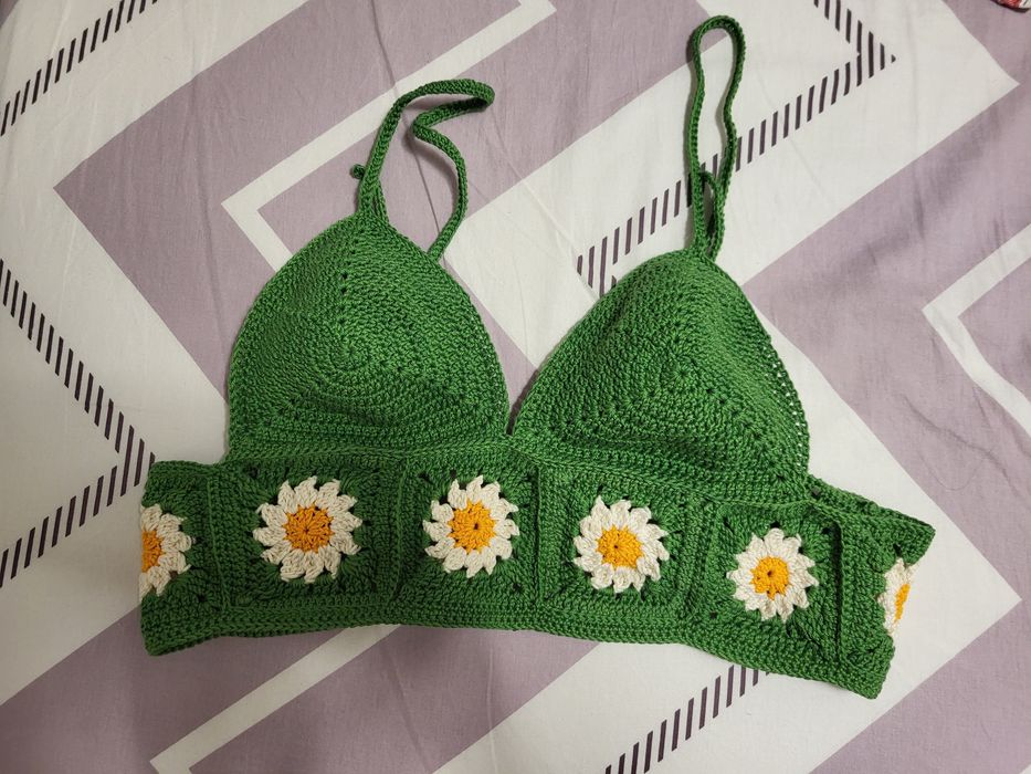 Top crosetat cu flori