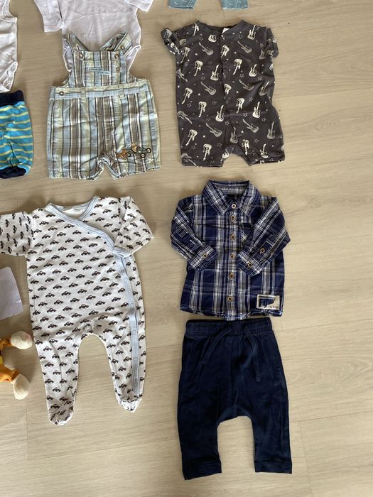 Vand lot haine baieti(2-4 luni) frumoase.