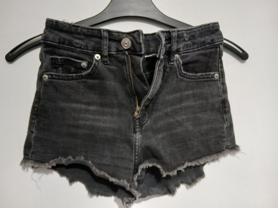 Blugi scurti fete marca H&M masura M/L stare perfecta