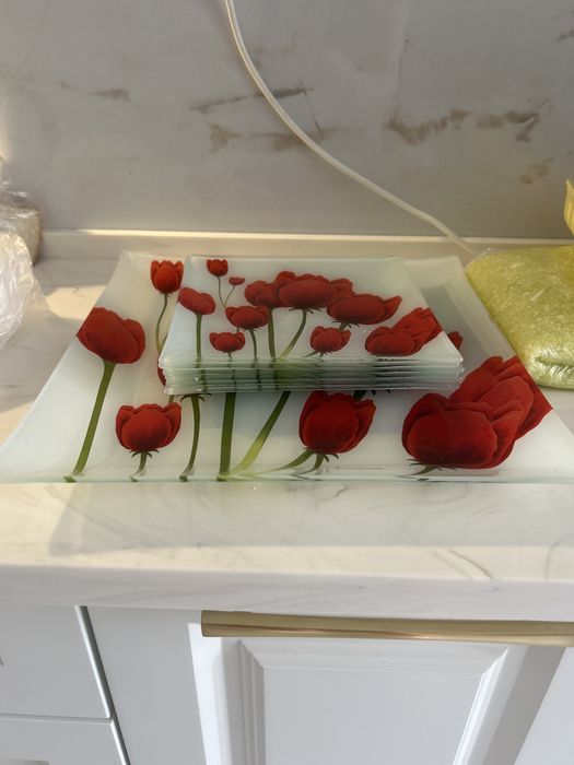 Набор   из   шести   тарелок и  блюдца