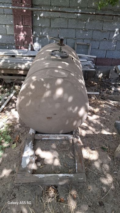 Бочка для воды и можно для душа.