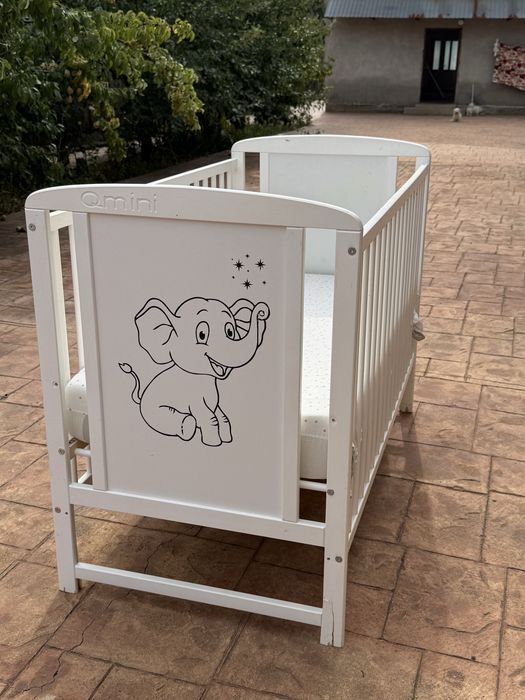 Pătuț pentru copii Q.Mini din lemn masiv + saltea – stare foarte bună