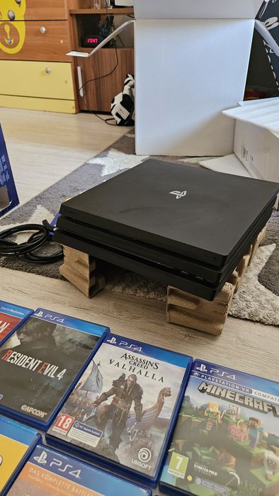 Продавам PlayStation 4 Pro с капацитет от 1 TB. В отлично състояние и