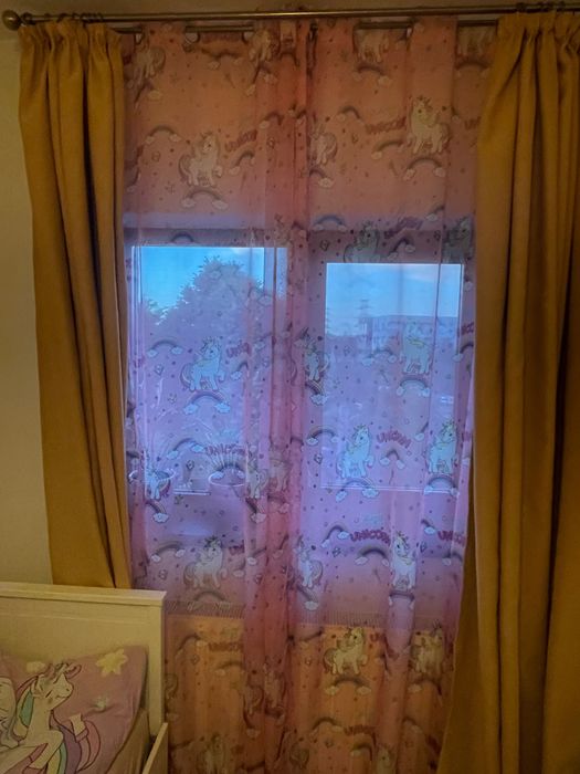 Galerie cu draperie cu perdele