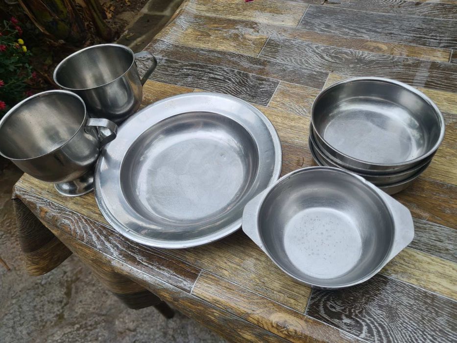 Продавам АЛПАКА купички, чинии, чаши, виличи, лъжици
Имам по много бро