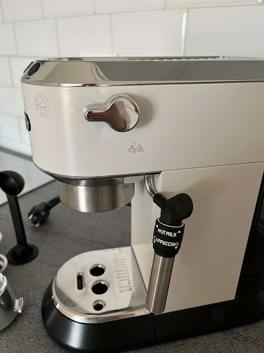 Еспресо кафемашина Delonghi Dedica EC685.W 1350W (Бяла) 15 Bar