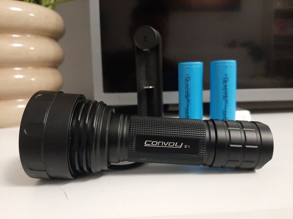 Lanterna profesionala Convoy Z1, cu zoom, Led SST40 + 2 acumulatori  + incarcator.