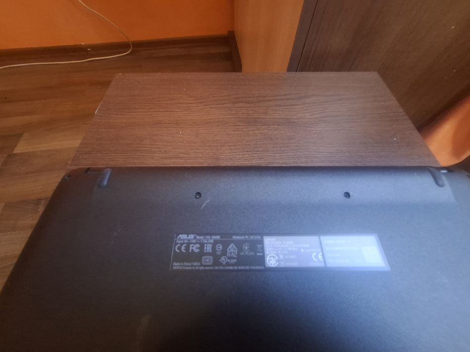 Leptop se vinde cu un singur defect