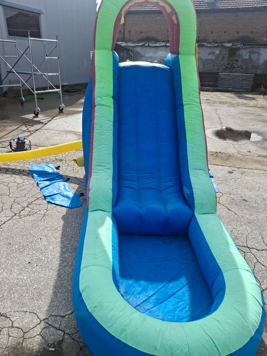 Надуваема водна пързалка с центробежен вентилатор