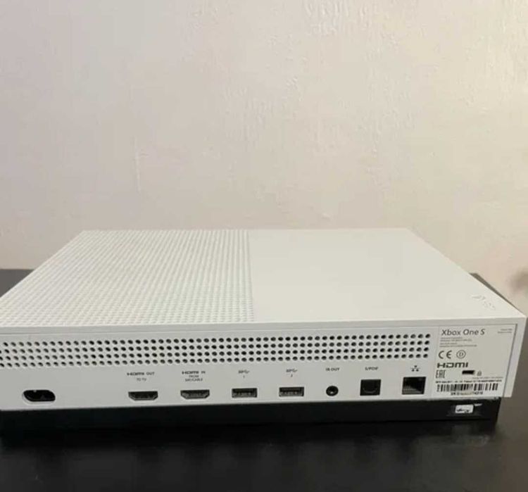 Xbox One S 1TB.. във отлично състояние