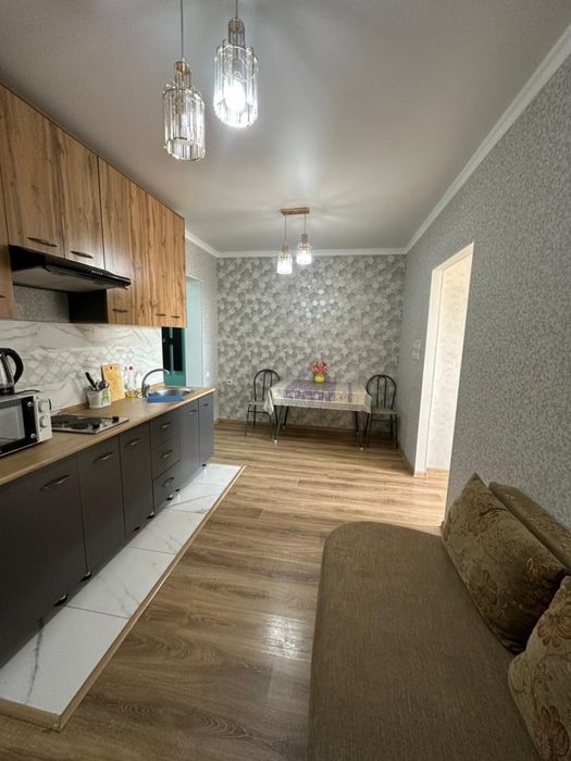 Мебель стол и стулья и диван