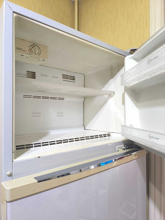 Холодильник Daewoo No Frost : морозильная/холодильная камеры