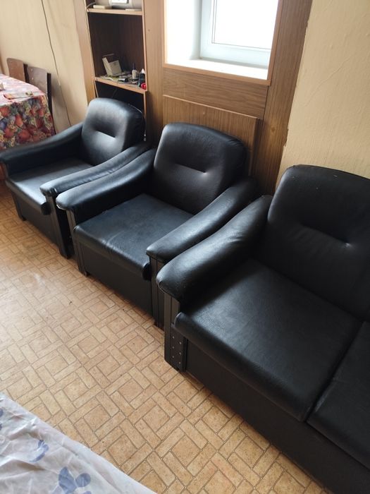Кожена гарнитура диван и 2 фотьойла