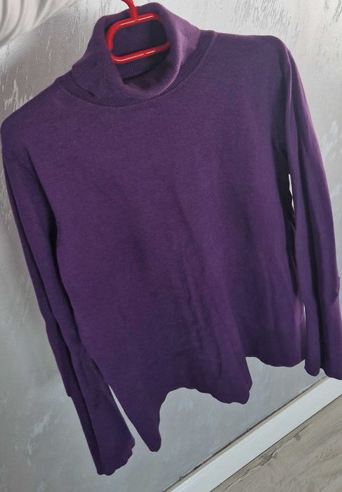 Donez bluza pe gat, blugi si o esarfa