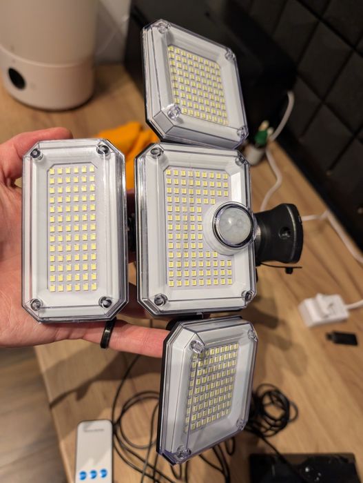 Proiector led  Solar  333 LED ip65, Telecomanda, senzor noapte\