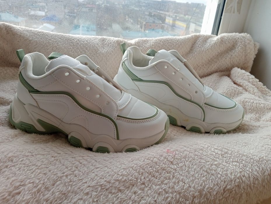 Продам кроссовки