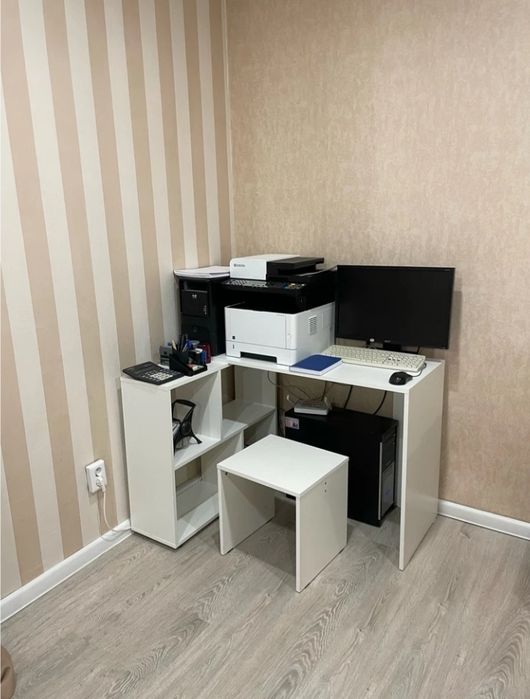 Kомпактный угловой рабочий стол с полками.