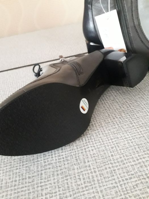 Продам женские ботинки