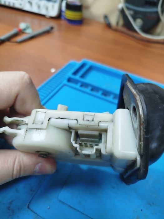 Замок багажника Nissan Note