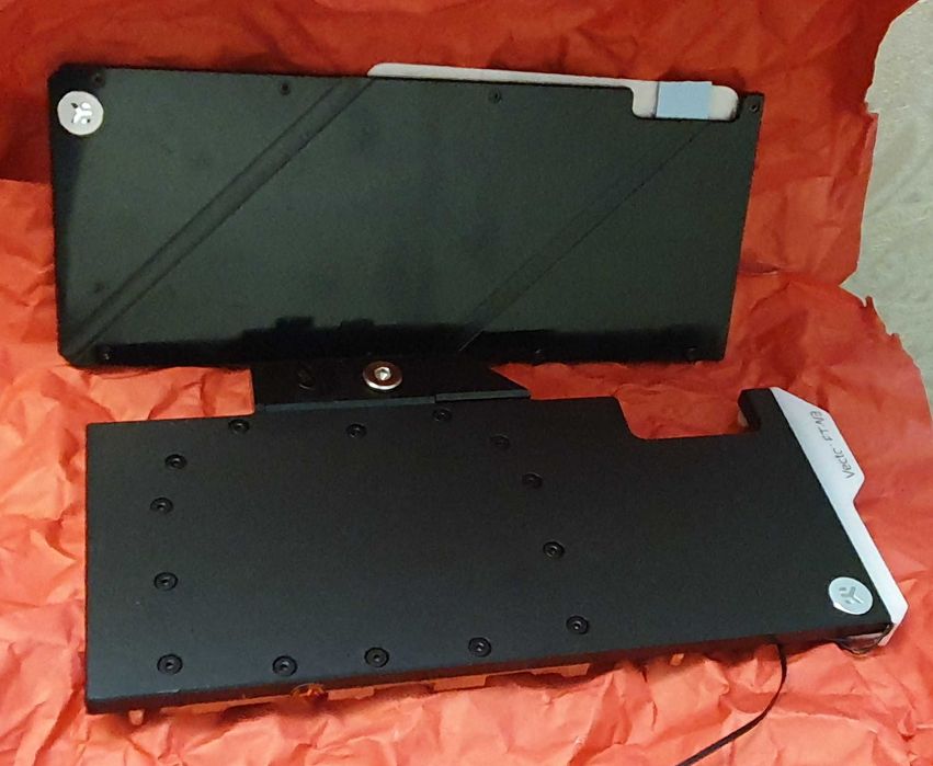 Ekwb Vector FTW3 3080/3090 воден блок и задна планка за видеокарта.