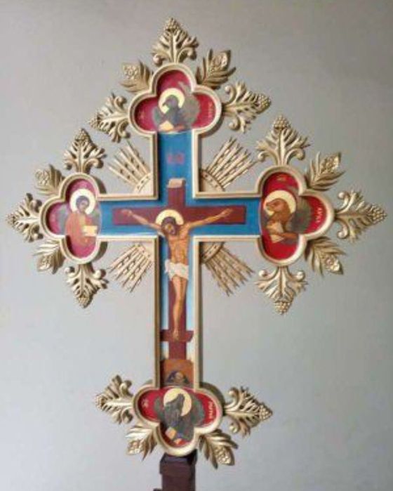 Рисуван кръст с дърворезба