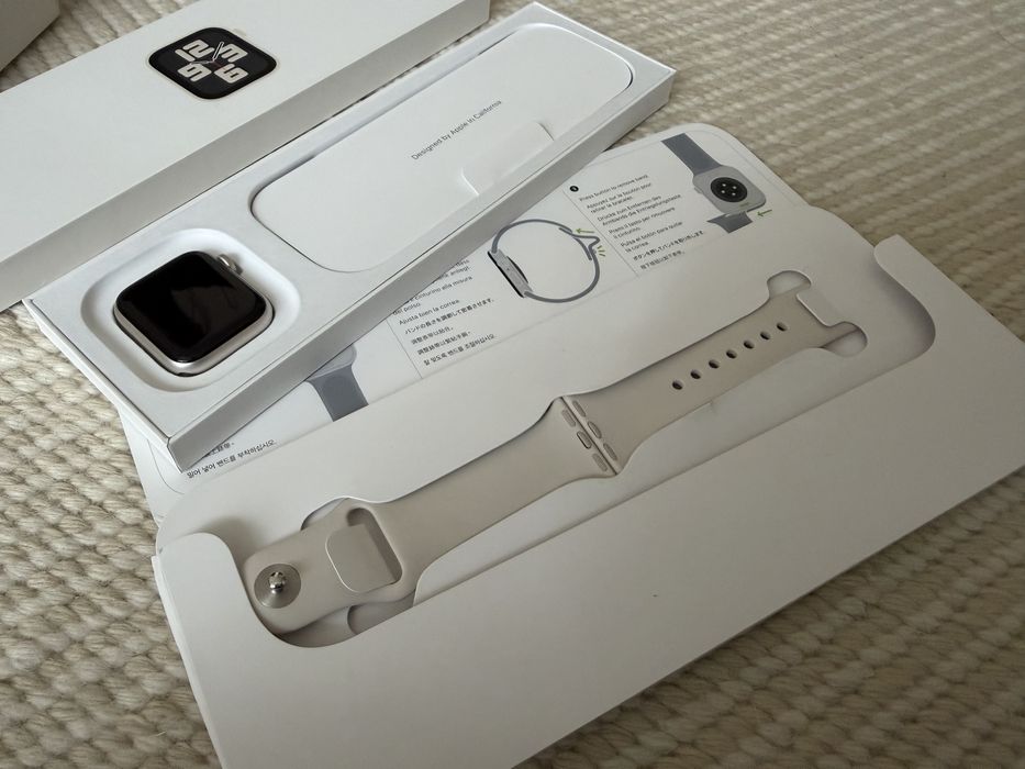 Продам apple watch SE2