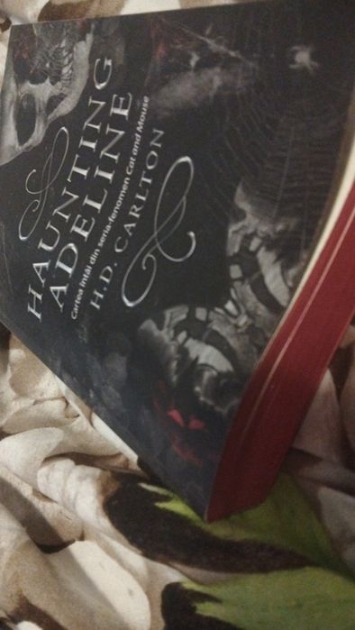 Cartea "Haunting Adeline" de H.D Carlton partea I