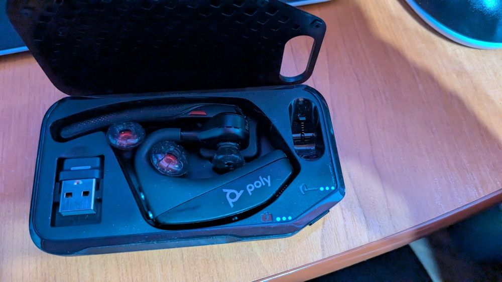 Poly Voyager 5200 UC cu dongle BT700 și charging case 2 buc