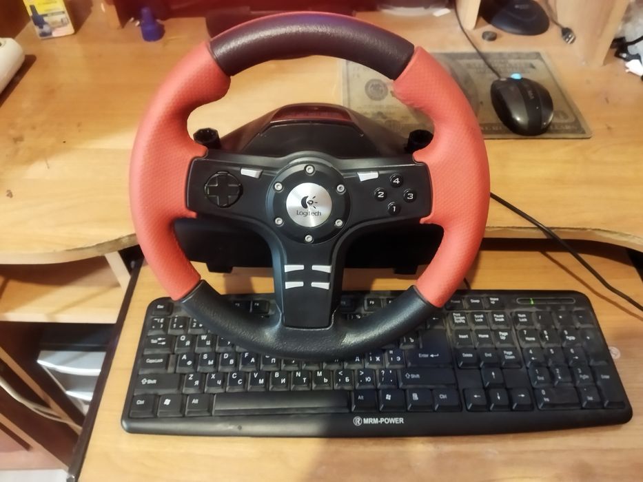 Руль с педалями.