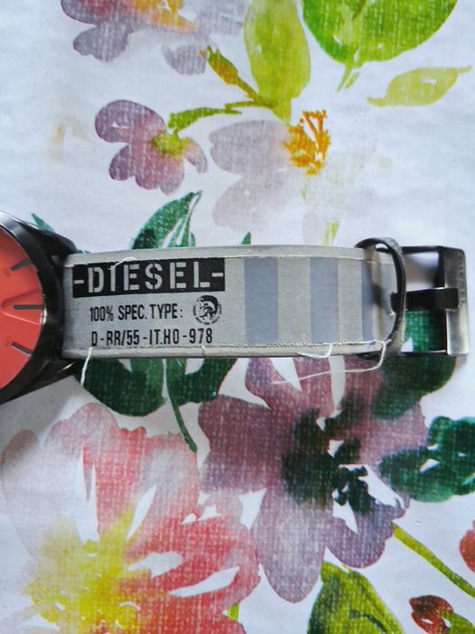 Vând ceas DIESEL dar are un mic defect nu merge bateria dar se schiba