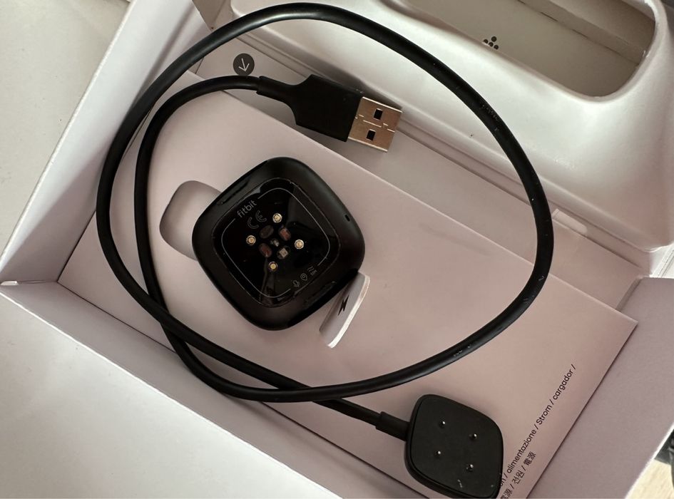 Смарт часовник Fitbit Versa 3