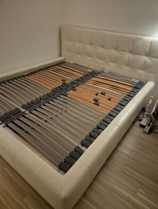 Pat piele naturala alb - calitate - stare foarte buna