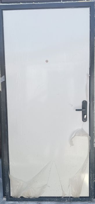 Продам металлическую дверь