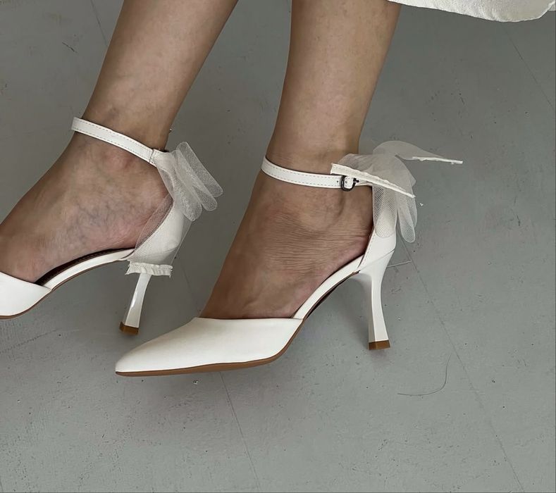 Продается Элегантные белые туфли на каблуке