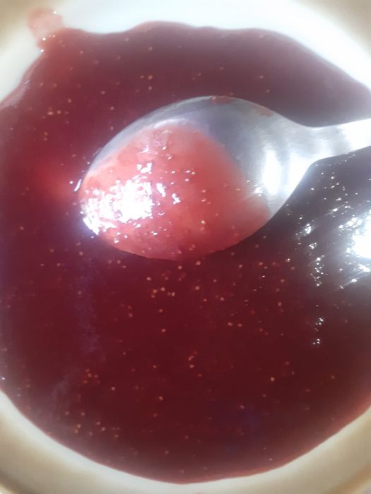 Gem de capsuni si sirop de capsuni, si capsuni  de  grădină.