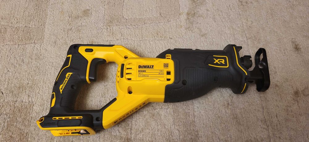 DeWALT  DCS382 Fierăstrău tip  sabie  ca nou  se vinde fara acumulator 750 lei