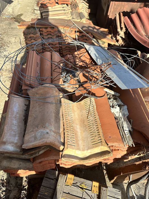 Дървени  талпи 4 метра дължина .Керемиди цена за брой 0.40 ст