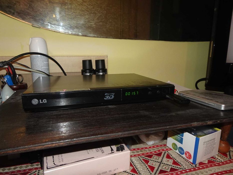 Blu-Ray Player LG BP325, с работещо USB, моля прочети описанието.