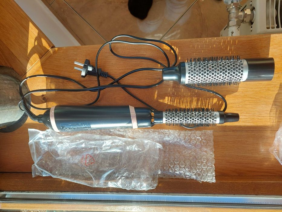 Vand perie electrica cu aer cald Philips Essential HP8661, uscator par