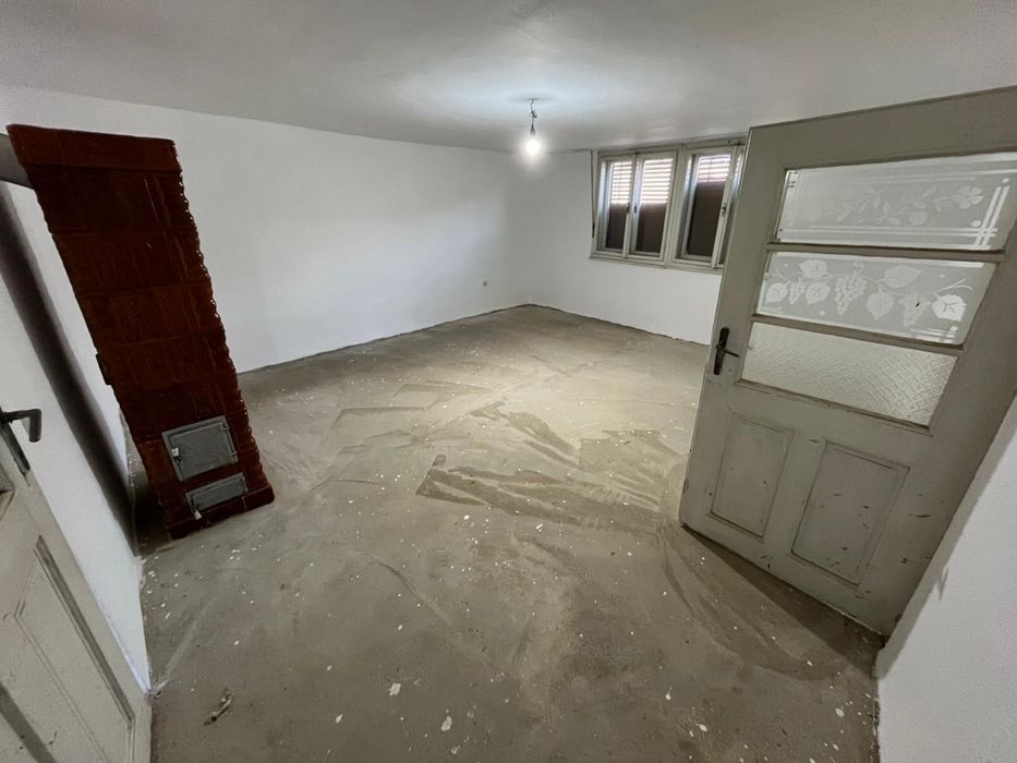 Casă bătrânească și grădină
