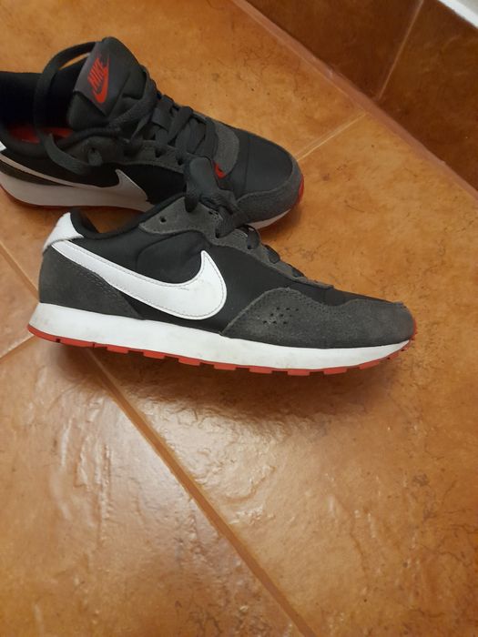 Vând adidași unisex nike