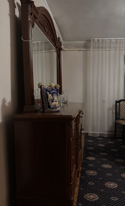 Сервант из красного дерева