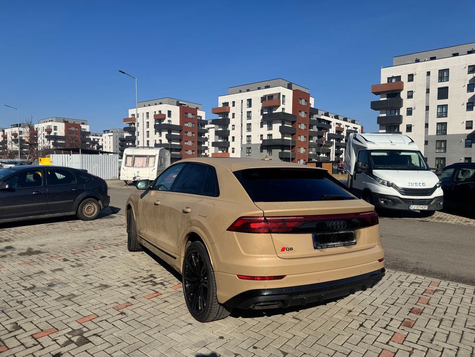 inchirieri auto  suv de lux audi q8