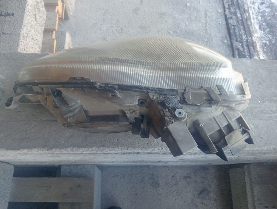 Продам фар на Мерседес 220