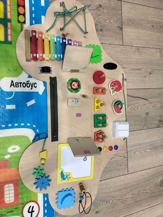 Бизиборд в форме машинки